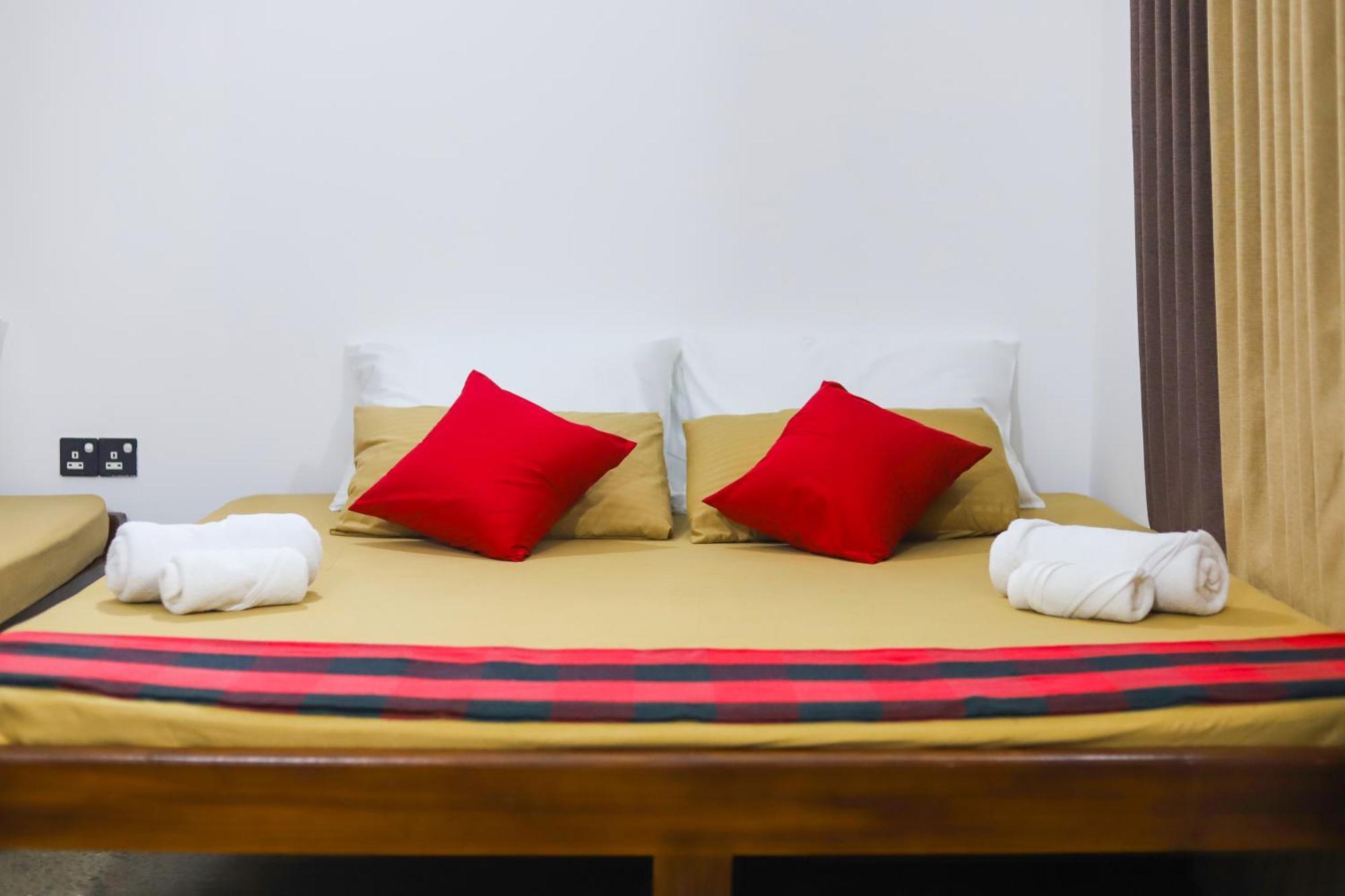 Royal Hub Hotel Kudapaduwa Eksteriør billede